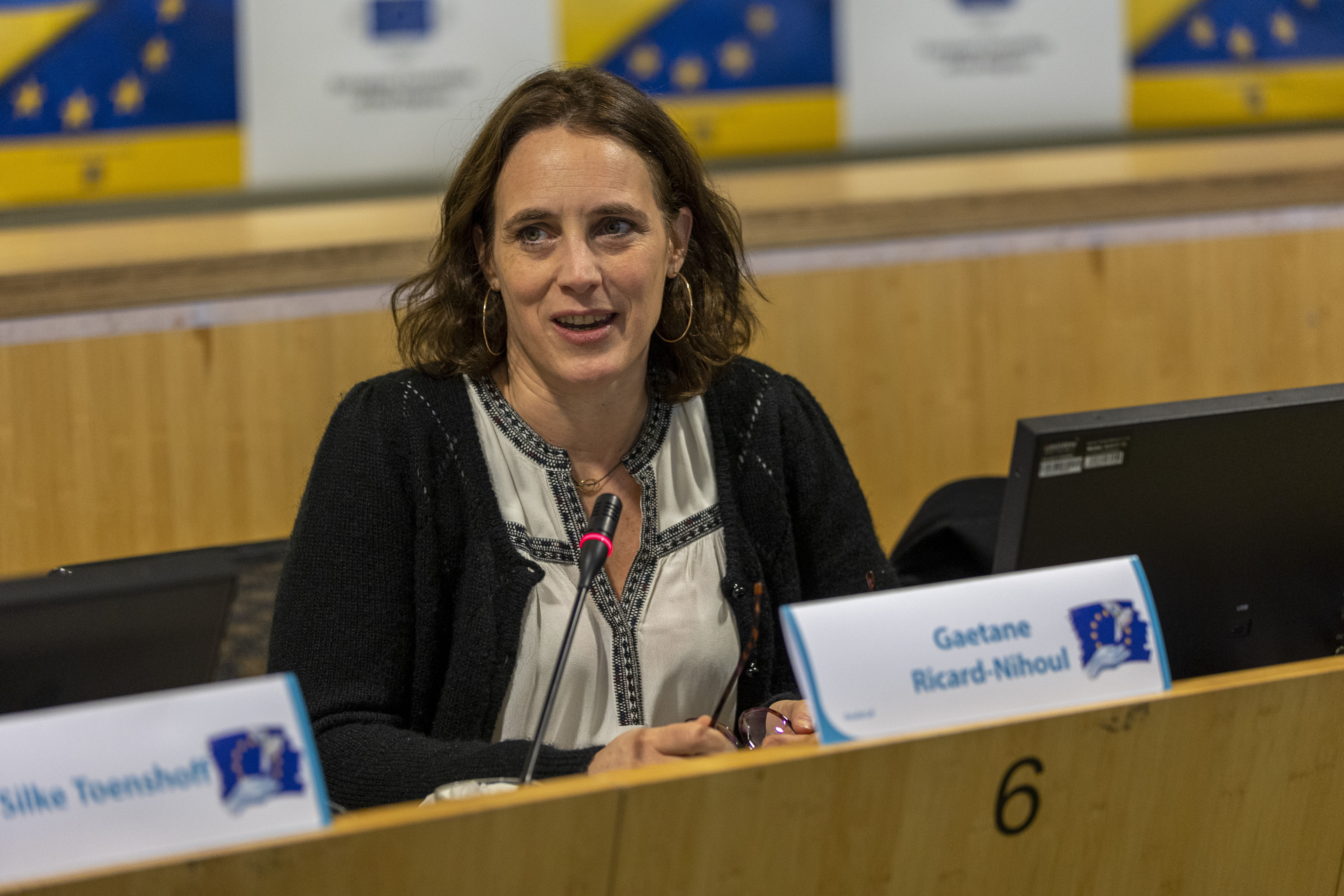 Gaetane Ricard-Nihoul auf Podium