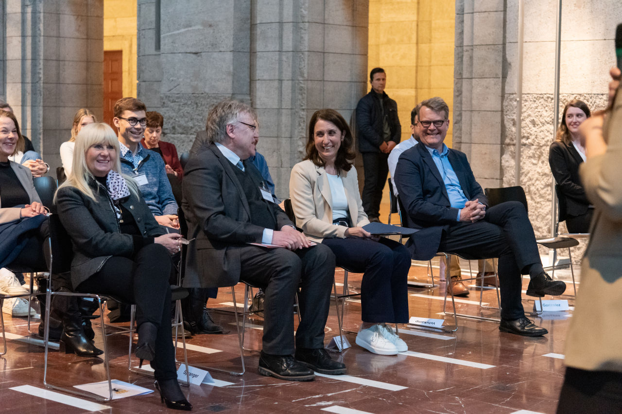 Moderator und VIPs sitzen unterhalten sich