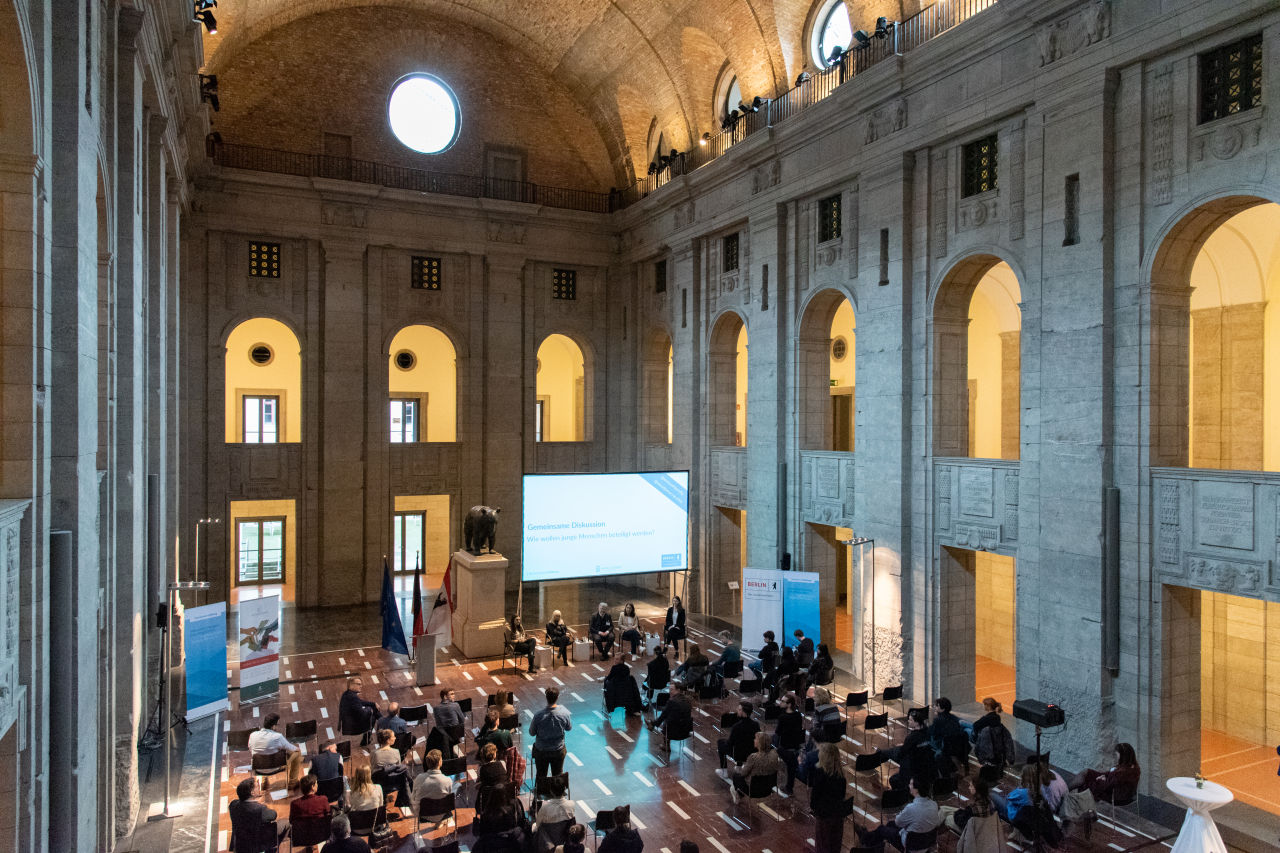 Blick von oben auf den gefüllten Saal