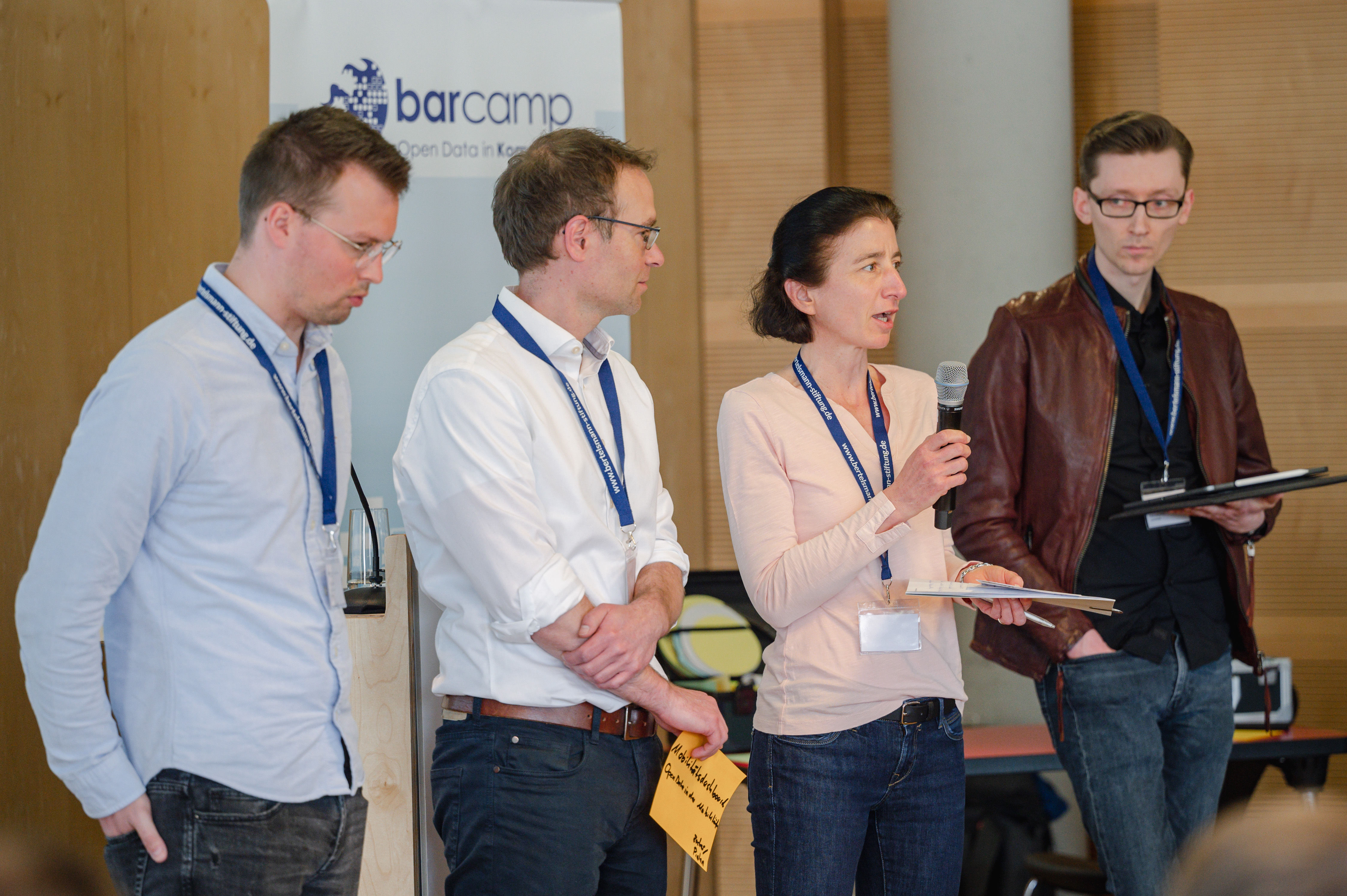 Diskutierende beim Barcamp