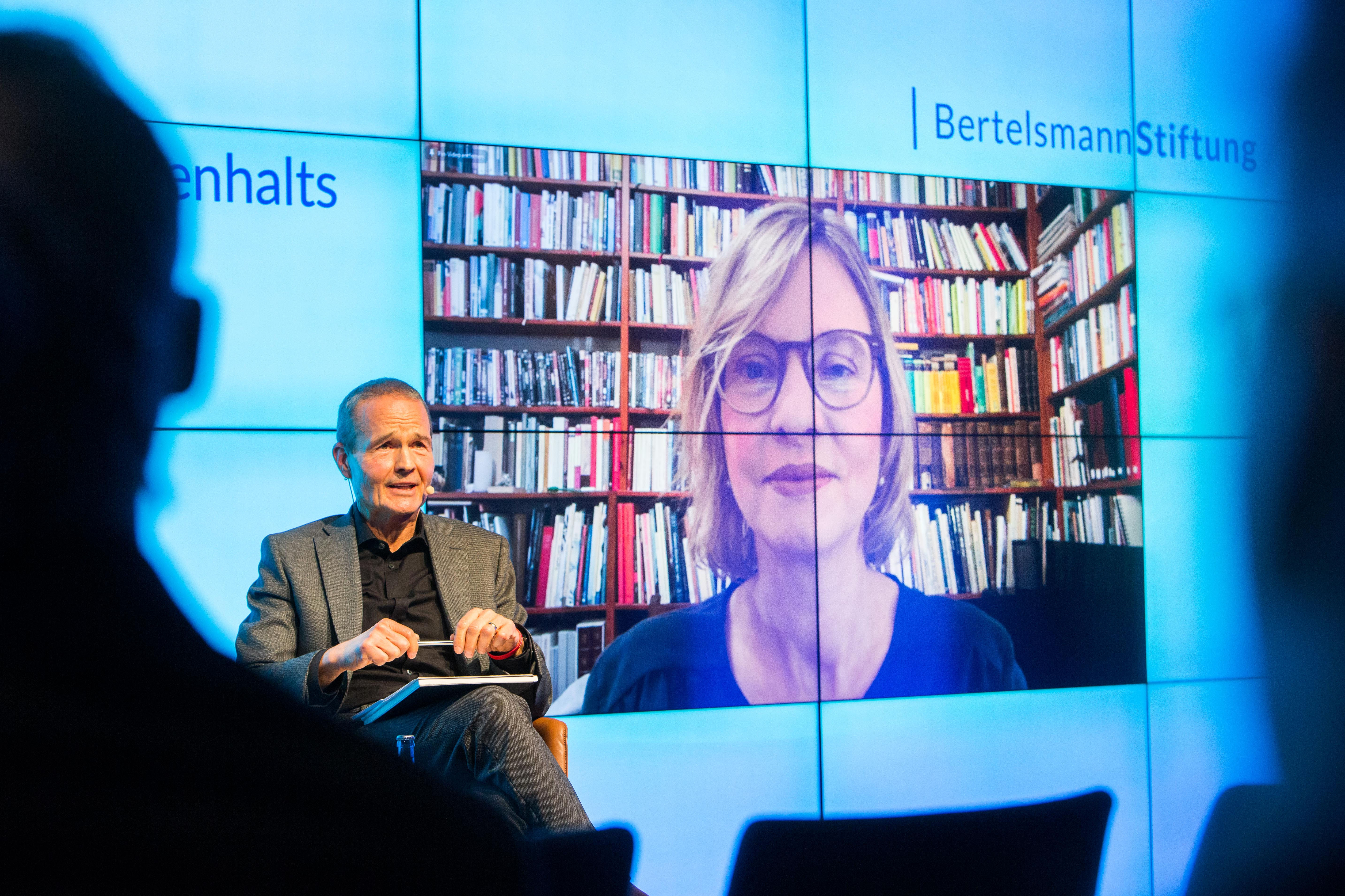 Impressionen von der Buchvorstellung "Anders wird gut". Podium mit Stephan Vopel (rechts) und Verena Carl (links)