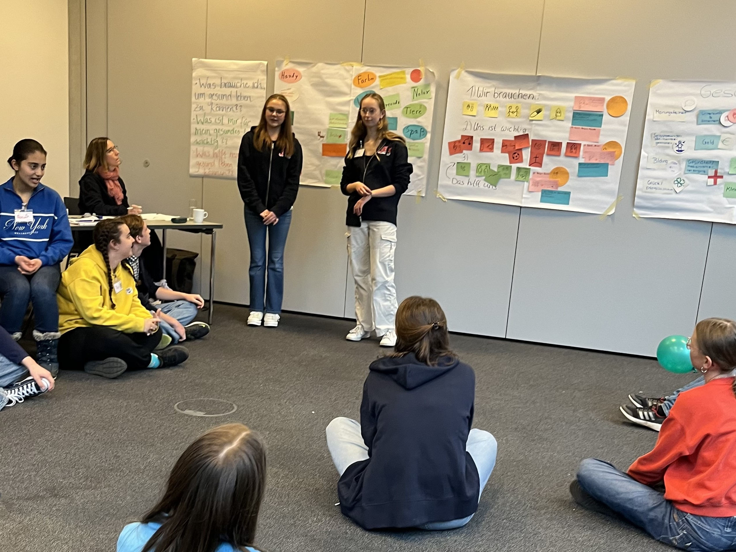 Das Bild zeigt Impressionen aus der Jugend-/ Zukunfskonferenz in Berlin. In der Jugendliche zu verschiedenen Themen an Workshops teilgenommen haben.