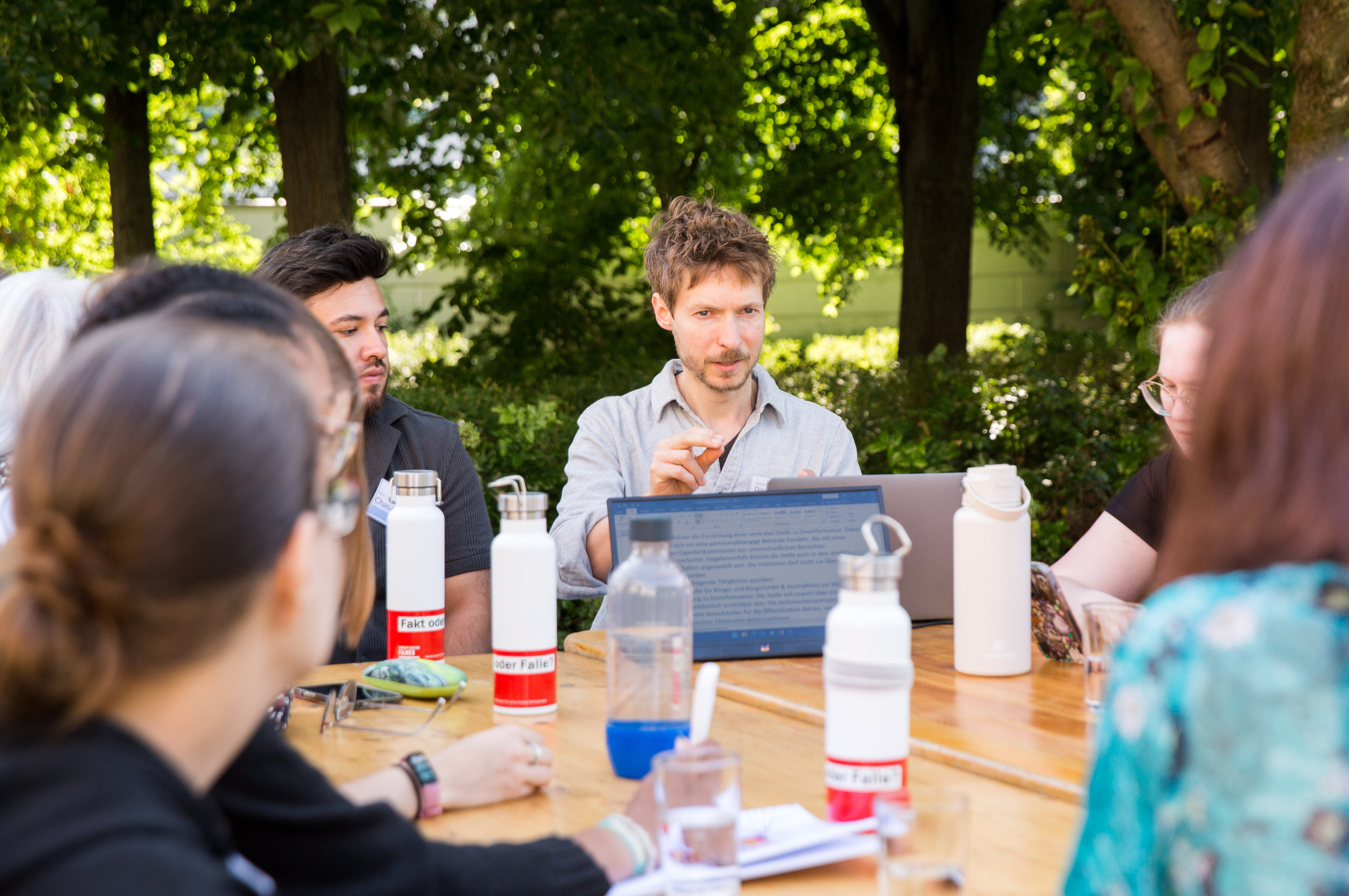 Gruppe am Tisch im Gaten