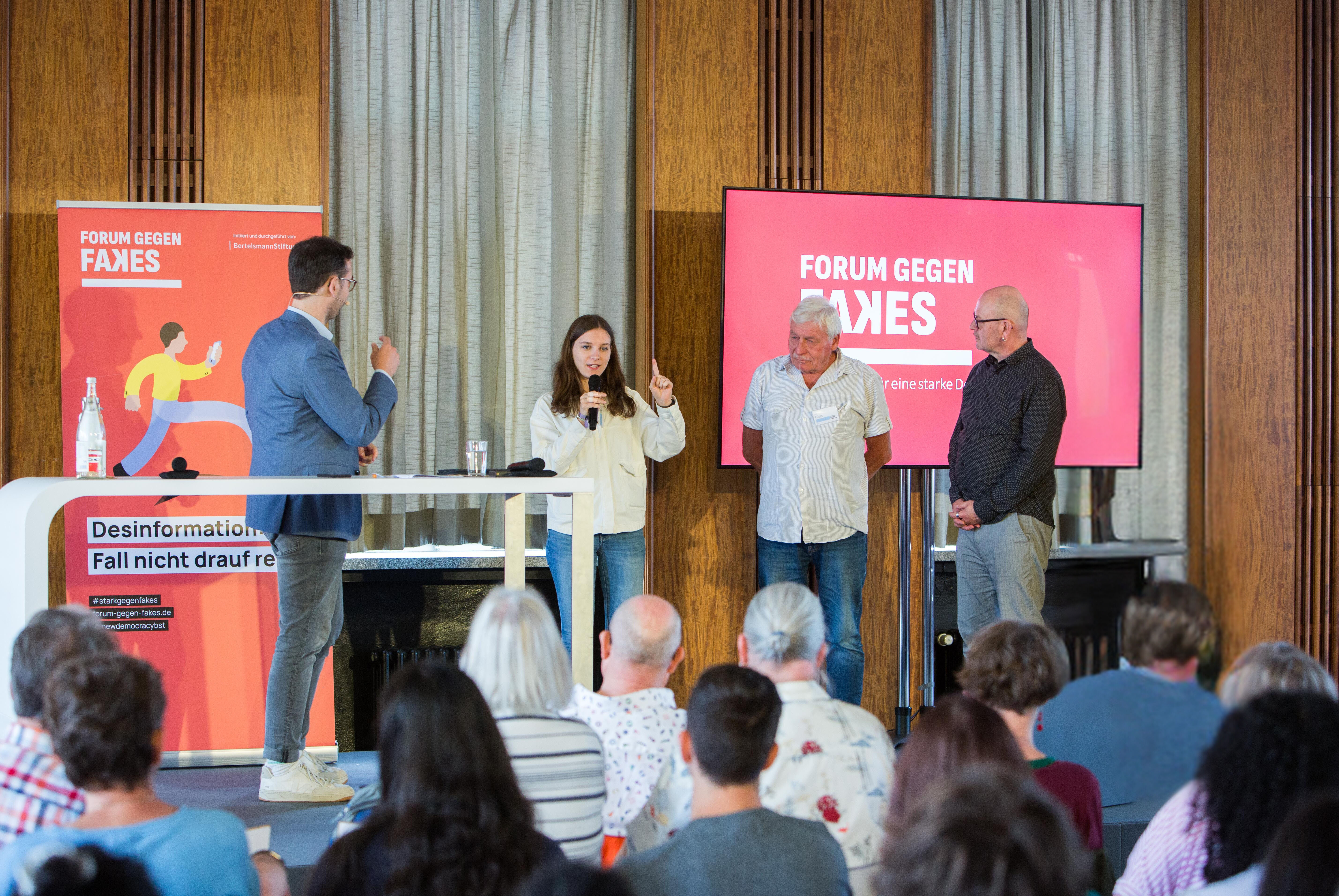 Personen sprechen auf dem Podium