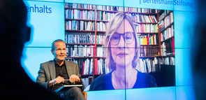 Impressionen von der Buchvorstellung "Anders wird gut". Podium mit Stephan Vopel (rechts) und Verena Carl (links)