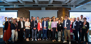 Gruppenfoto von Teilnehmenden der Veranstaltung "Von Pilotprojekten zu einer nationalen Allianz für faire Anwerbung – Abschlusskonferenz der Denkfabrik für transnationale Skills Partnerships"