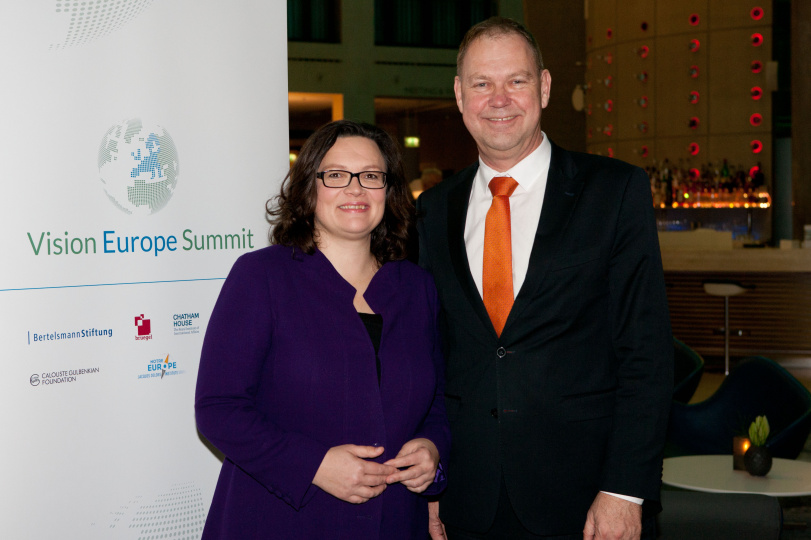 Andrea Nahles, Bundesministerin für Arbeit und Soziales, und Aart De Geus, Vorsitzender des Vorstands der Bertelsmann Stiftung, während des Vision Europe Summit 2015.