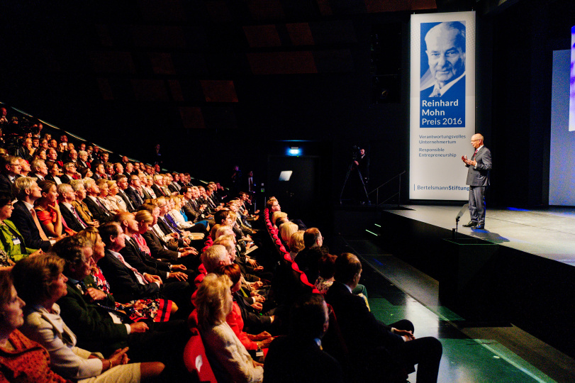 Das Publikum lauscht wie gebannt der Dankesrede des Preisträgers Prof. Klaus Schwab.