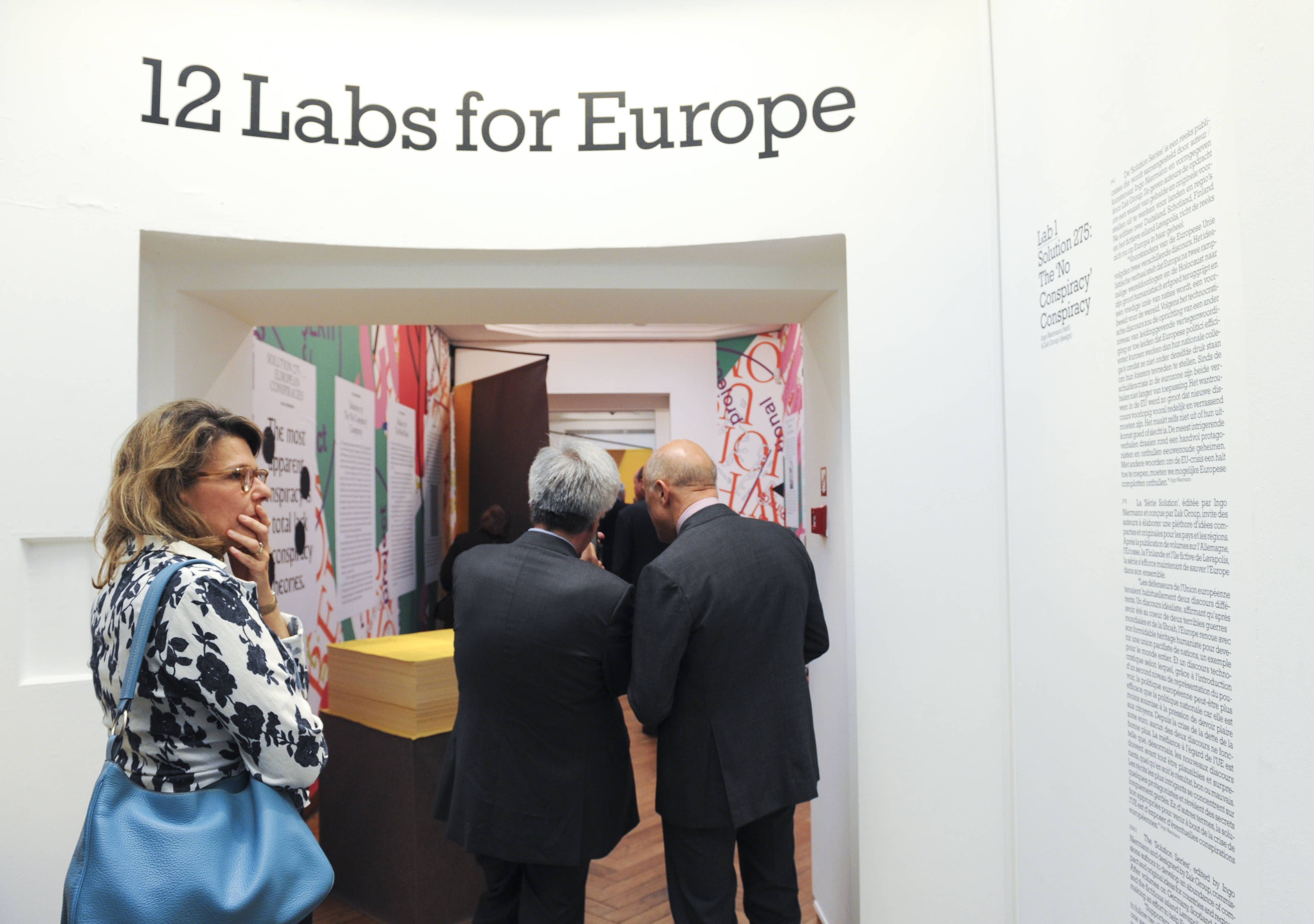 Besucher der Ausstellung “Imagine Europe – In search of new narratives”.