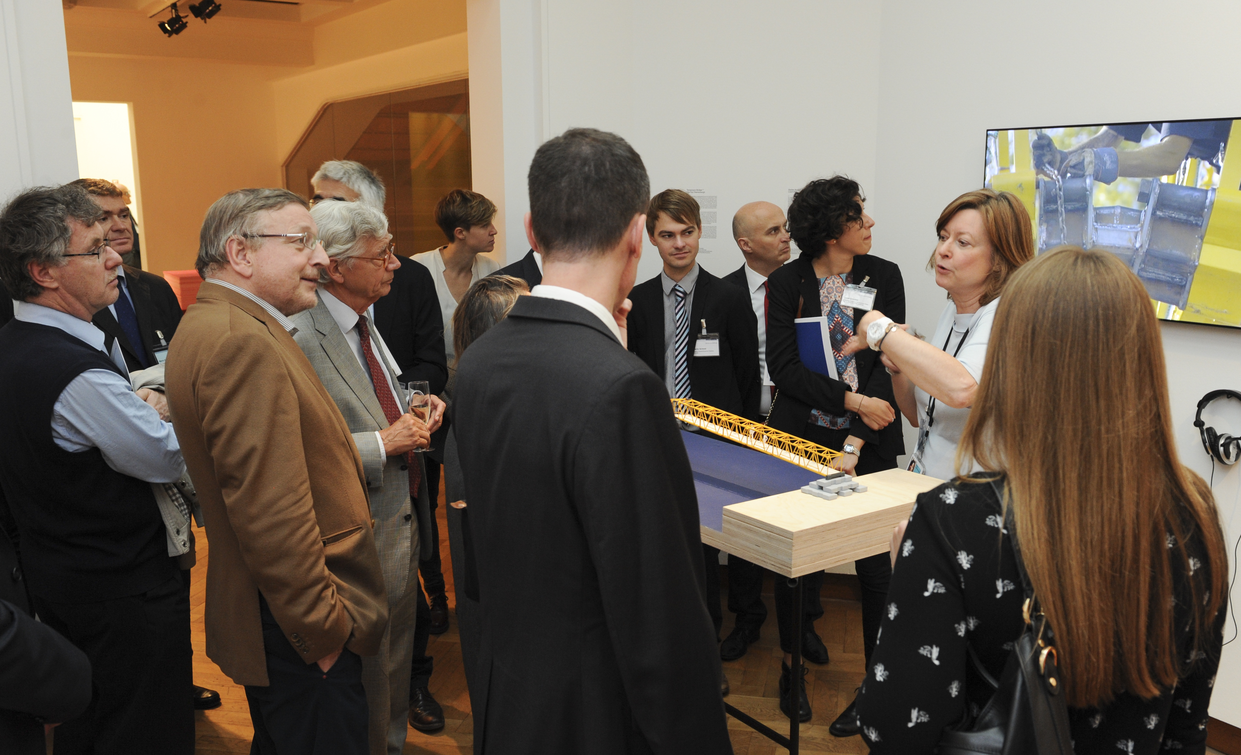 Besucher der Ausstellung “Imagine Europe – In search of new narratives”.