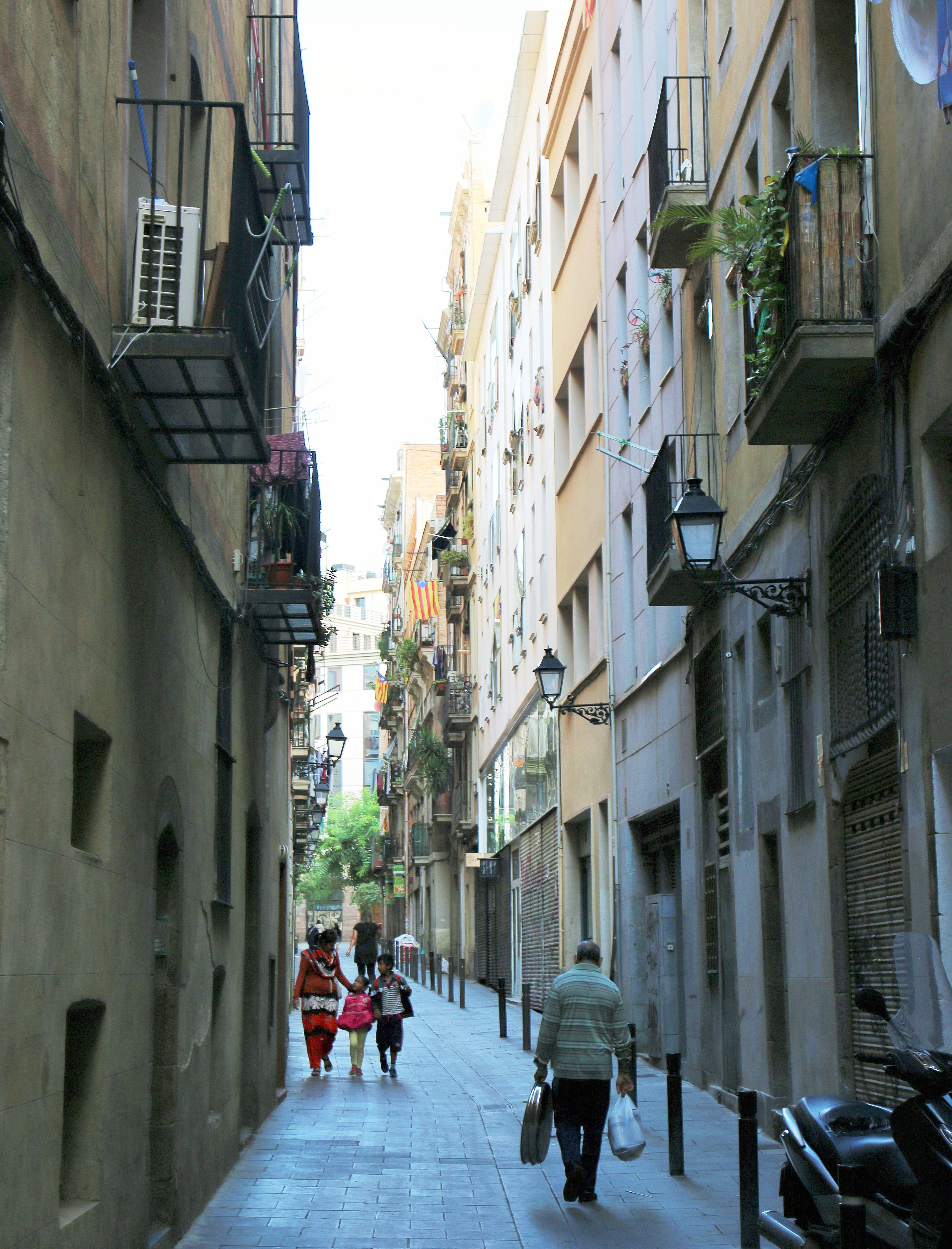 Straßenszene in Barcelonas Altstadtviertel Raval