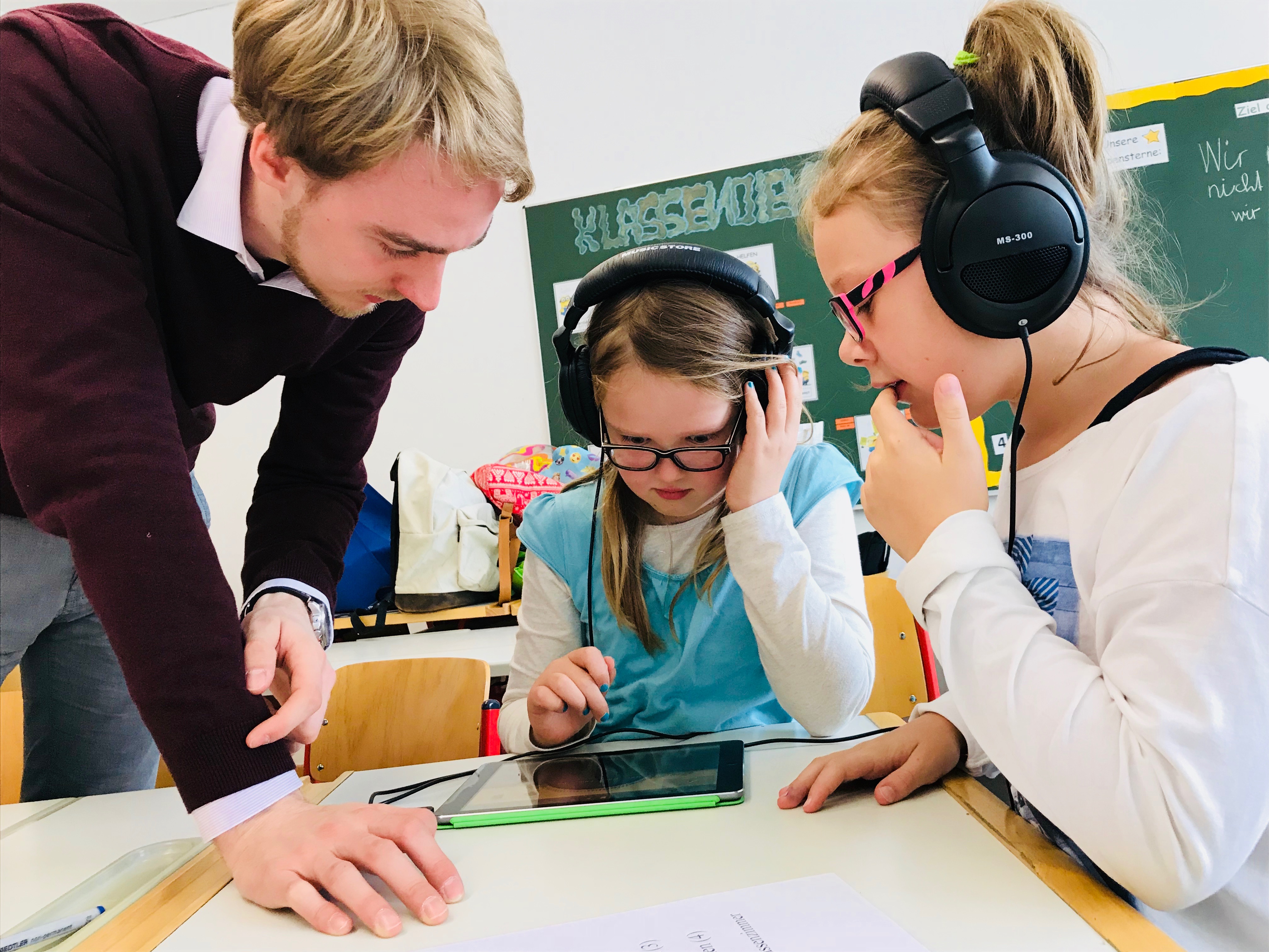 Schüler und Lehrer arbeiten mit digitalen Medien