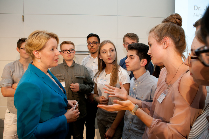 Dr. Franziska Giffey im Austausch mit dem JugendExpert:innenTeam