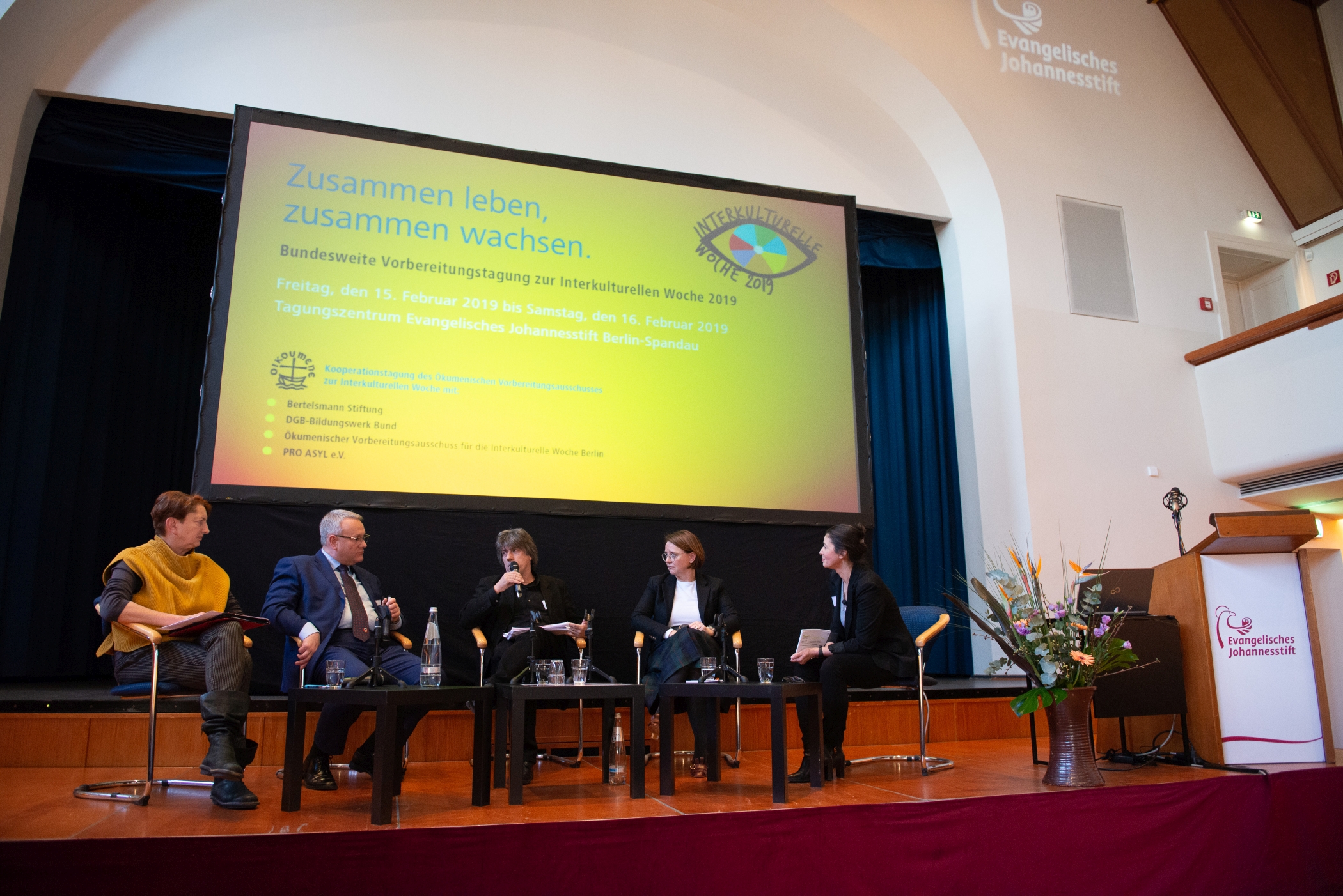 Podiumsdiskussion – von links: Annelie Buntenbach/DGB, Götz Ulrich/Landrat des Burgenlandkreises, Günter Burkhardt/ProAsyl e.V., Staatsministerin Annette Widmann-Mauz/Bundesbeauftragte für Migration, Flüchtlinge und Integration, Hatice Akyün/Moderatorin