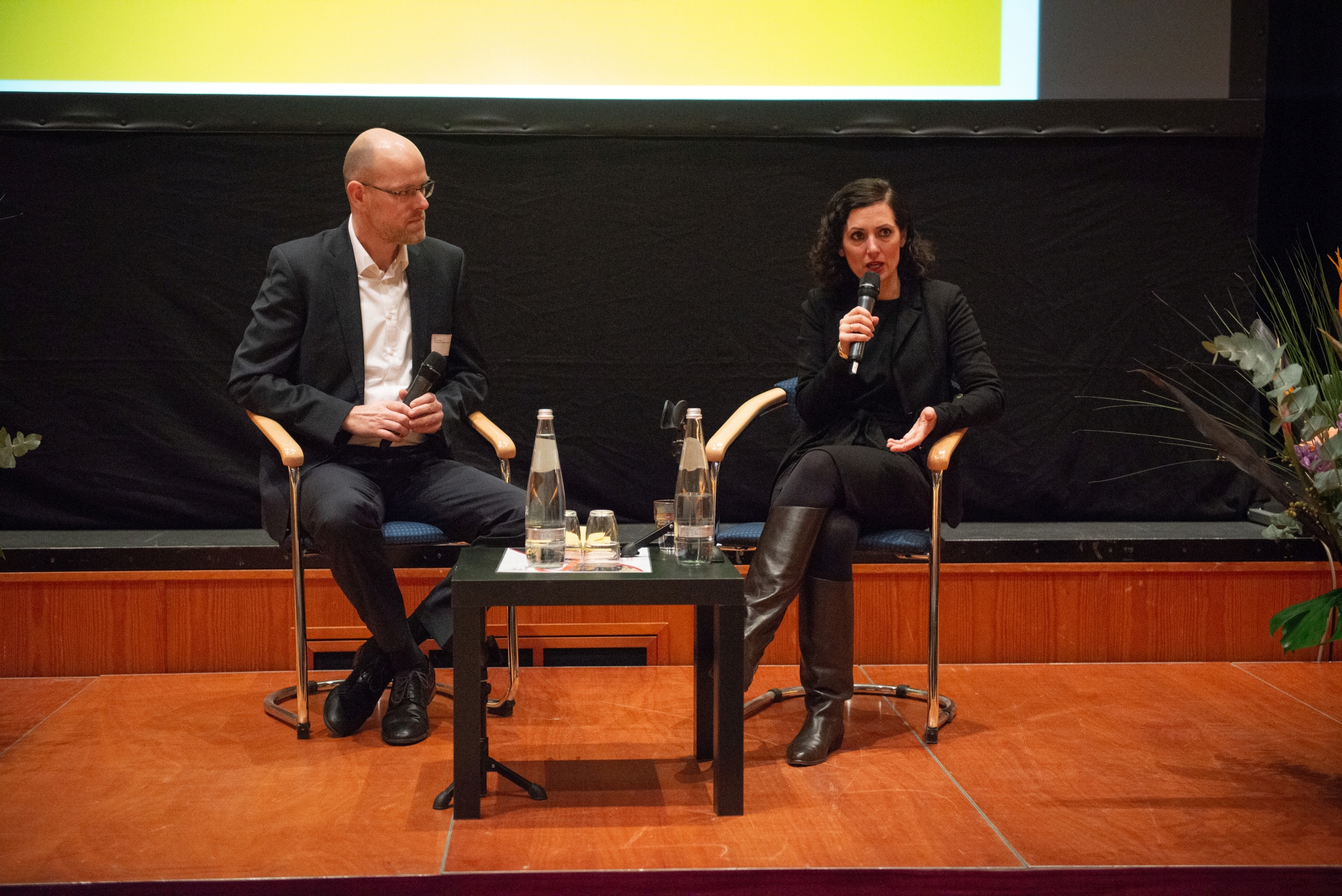 Im Gespräch von links: Dr. Kai Unzicker/Bertelsmann Stiftung und Prof. Dr. Naika Foroutan/Direktorin des Berliner Instituts für Integrations- und Migrationsforschung (BIM) der Humboldt Universität zu Berlin.