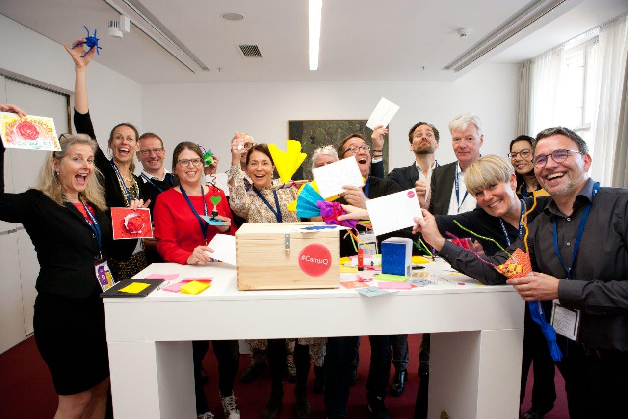 Eine Gruppe von Menschen zeigt ihre im Workshop gebastelten Sachen.