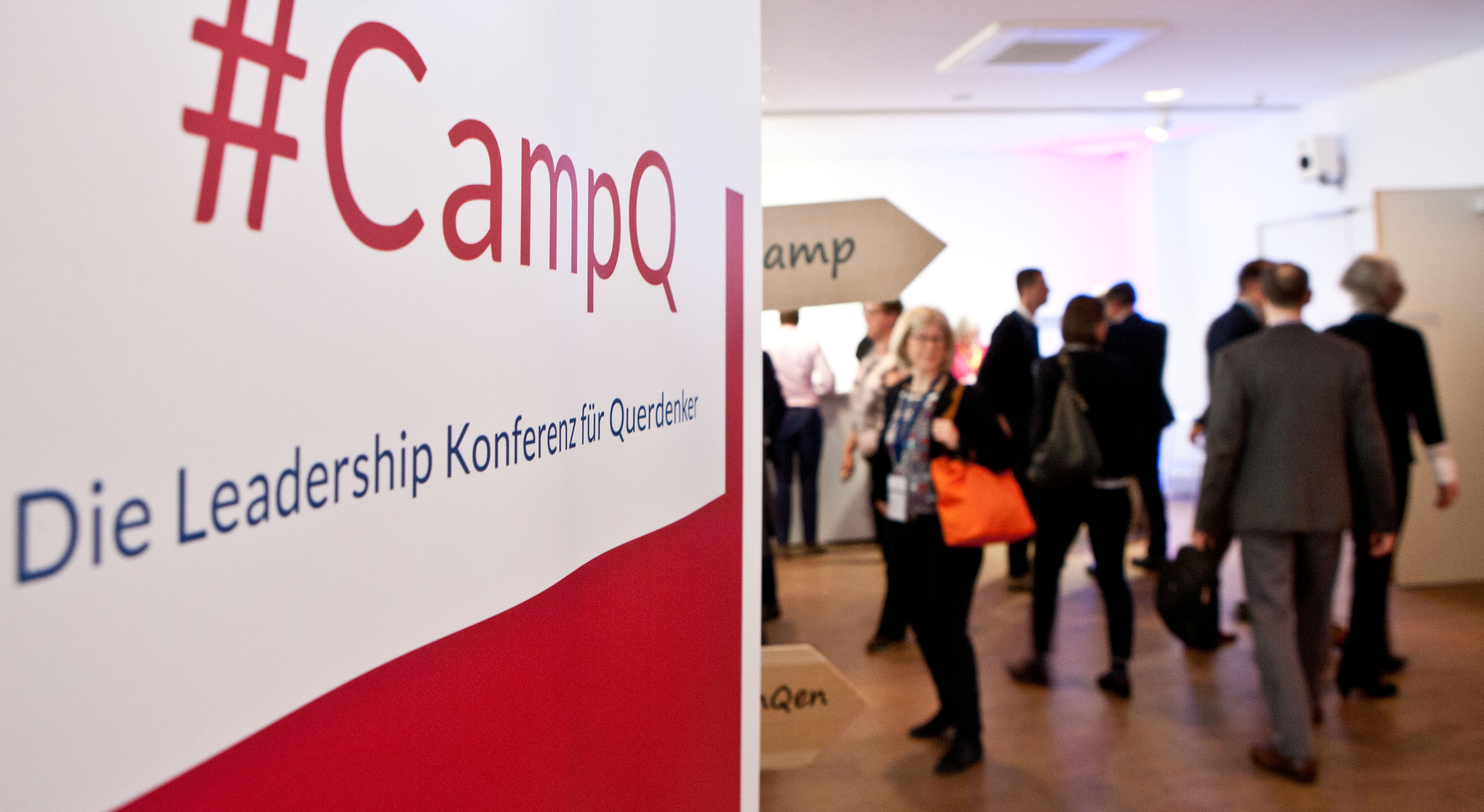 Im Vordergrund: das Camp Q-Banner | im Hintergrund: Personen