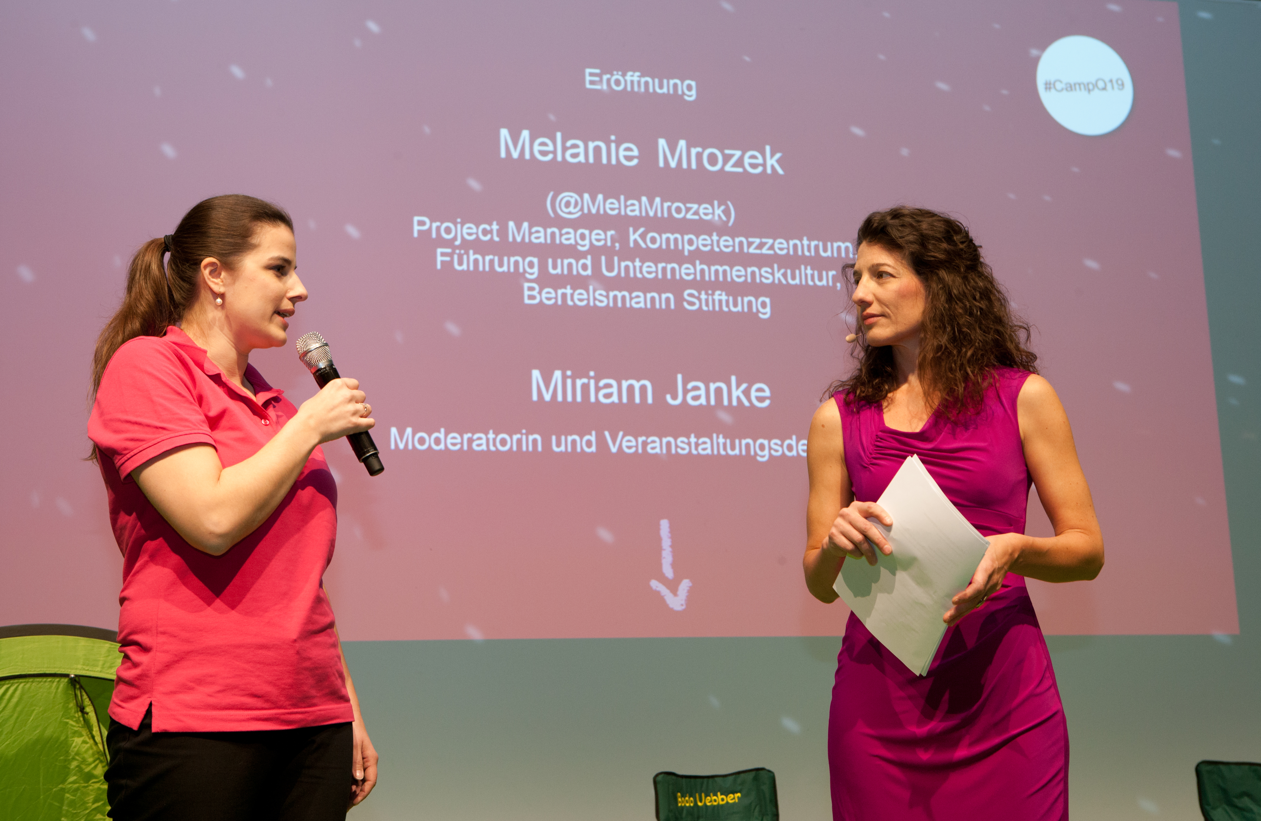 Begrüßung durch Moderatorin Miriam Janke und Melanie Mrozek von der Bertelsmann Stiftung