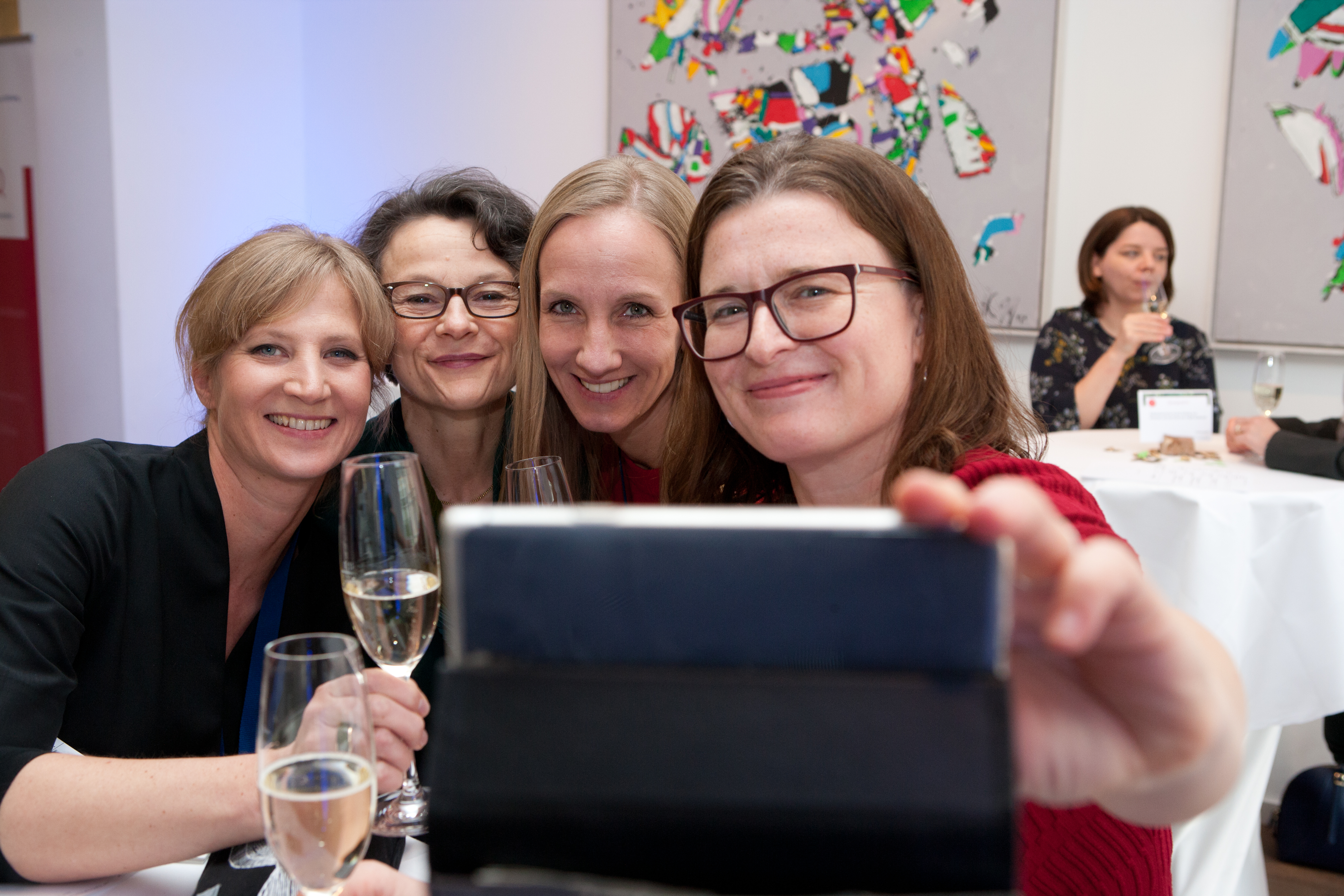 4 Frauen machen ein Selfie