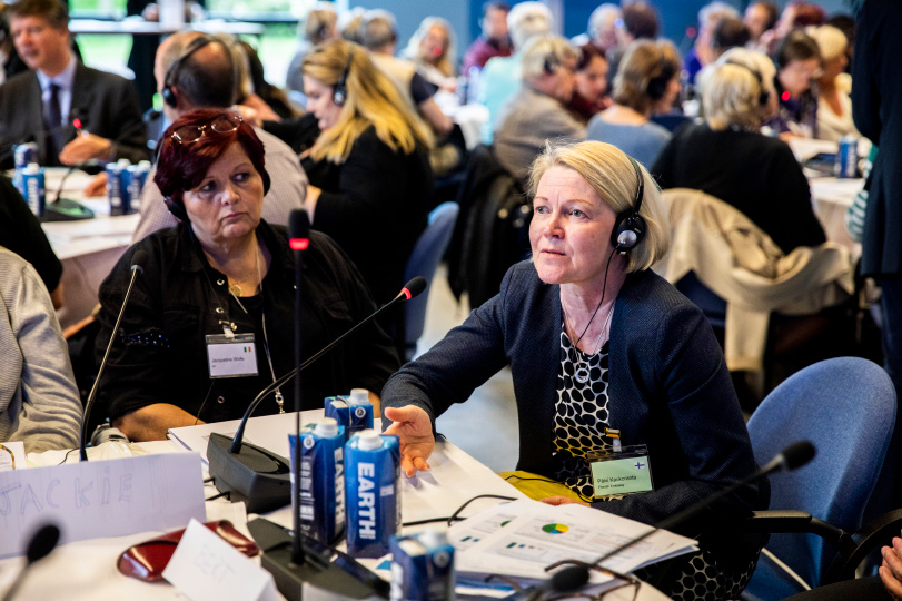 Päivi Kaukoranta (r.) diskutiert mit Bürgern