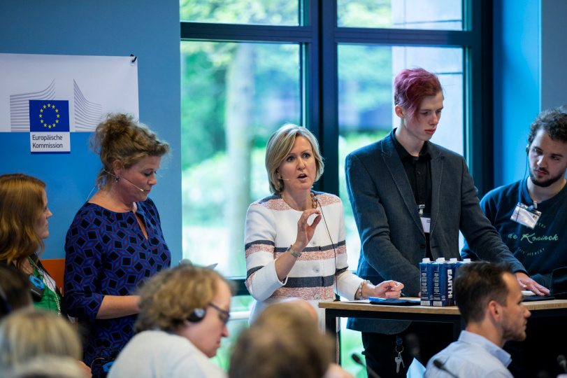 Lenneke Hoedemaker (2.v.l.), Ann Mettler (3.v.l.) und Bürger diskutieren