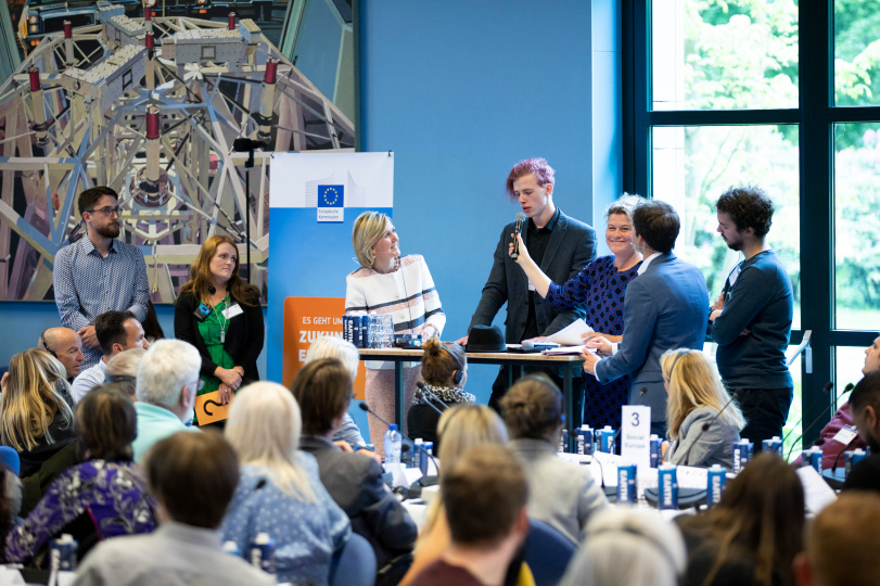 Dominik Hierlemann (2.v.r.), Lenneke Hoedemaker (3.v.r.) und Ann Mettler (3.v.l.) im Dialog mit den Bürgern