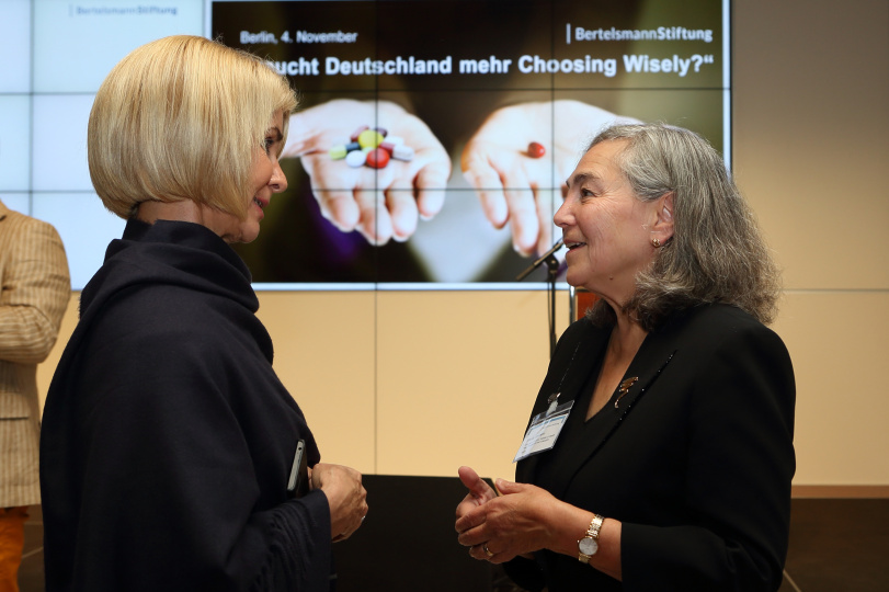 Brigitte Mohn (links), Vorstandsmitglied der Bertelsmann Stiftung, im Austausch mit Wendy Levinson (Choosing Wisely Canada)