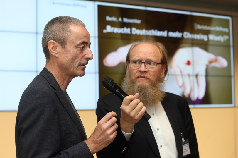 Moderator Uwe Preusker (rechts) befragt David Klemperer, Professor für Sozialmedizin und Public Health.