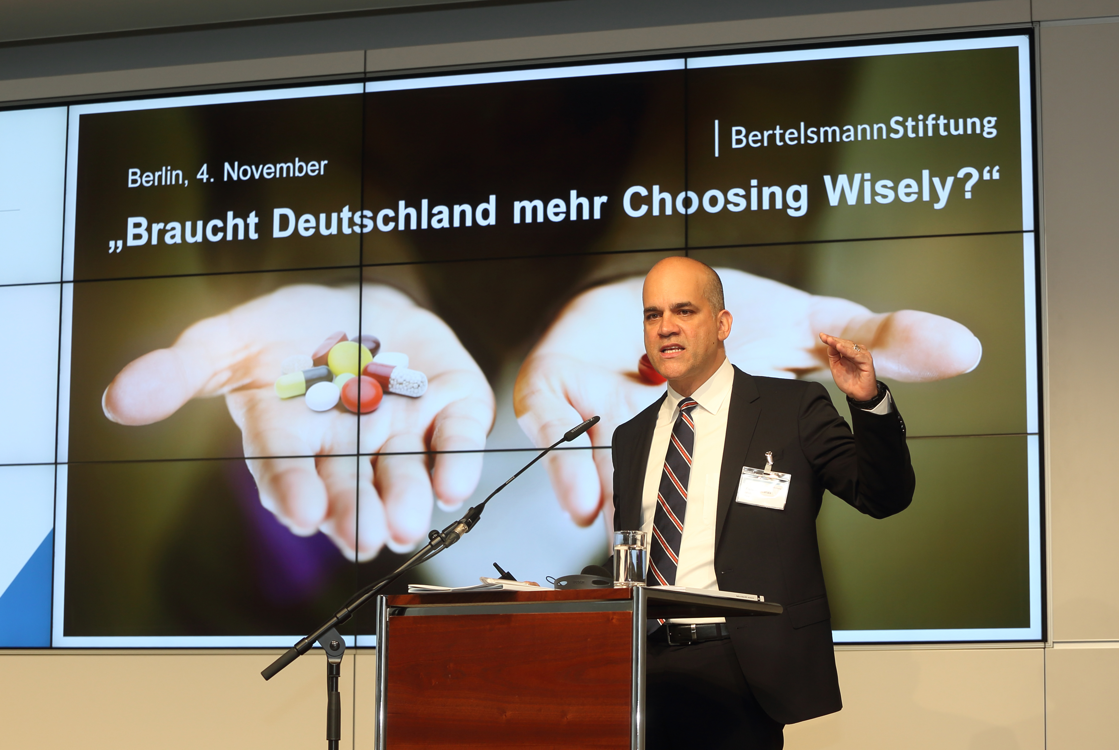 Dr. Frederico Guanais, stellvertretender Leiter der Gesundheitsabteilung der OECD, verdeutlicht, dass Deutschland häufig Spitzenreiter bei medizinischen Eingriffen ist.