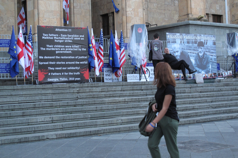 Mahnwache mit Transparenten und der georgischen Flagge