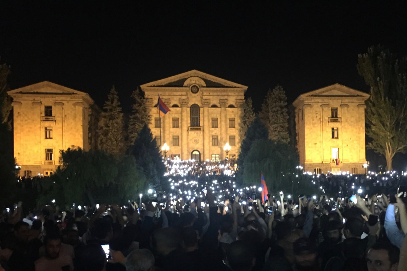 Platz der Republik in Jerewan bei Nacht mit hell erleuchtetem Prachtbau