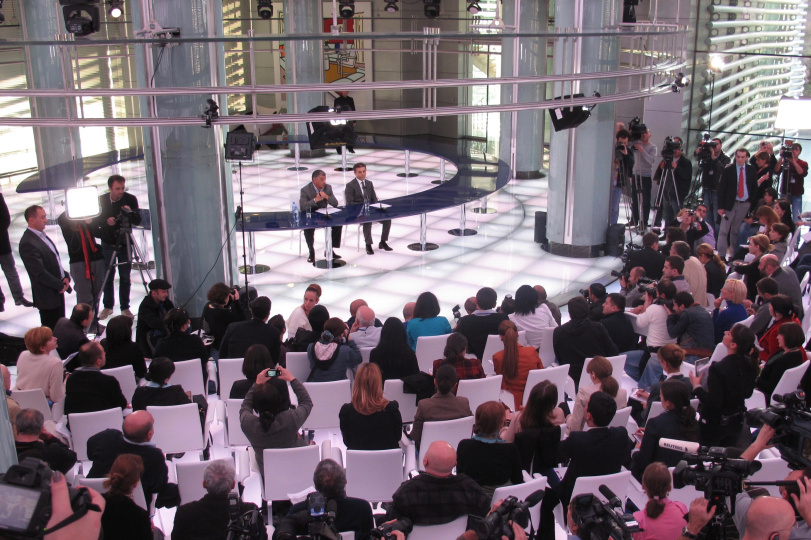 Bidsina Iwanischwili bei seiner ersten Pressekonferenz, die in seinem Haus stattfand.