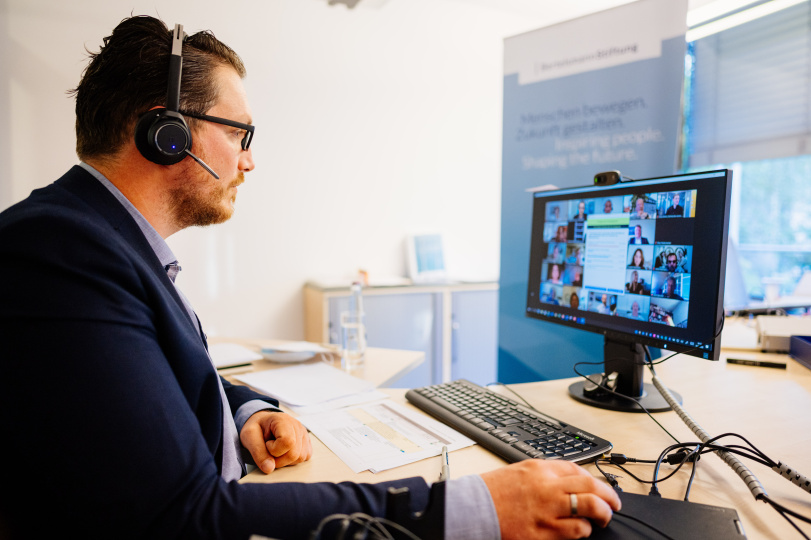 Chatmoderator vor dem Monitor