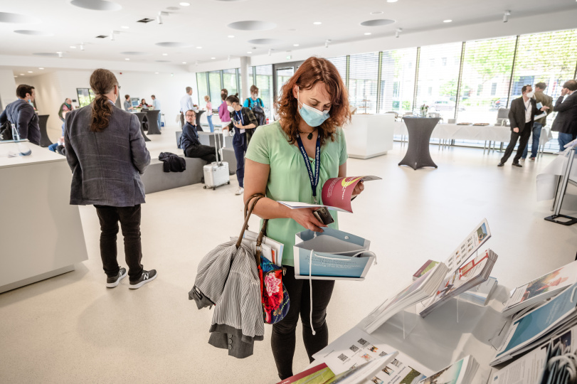 Teilnehmerin vor dem Büchertisch.