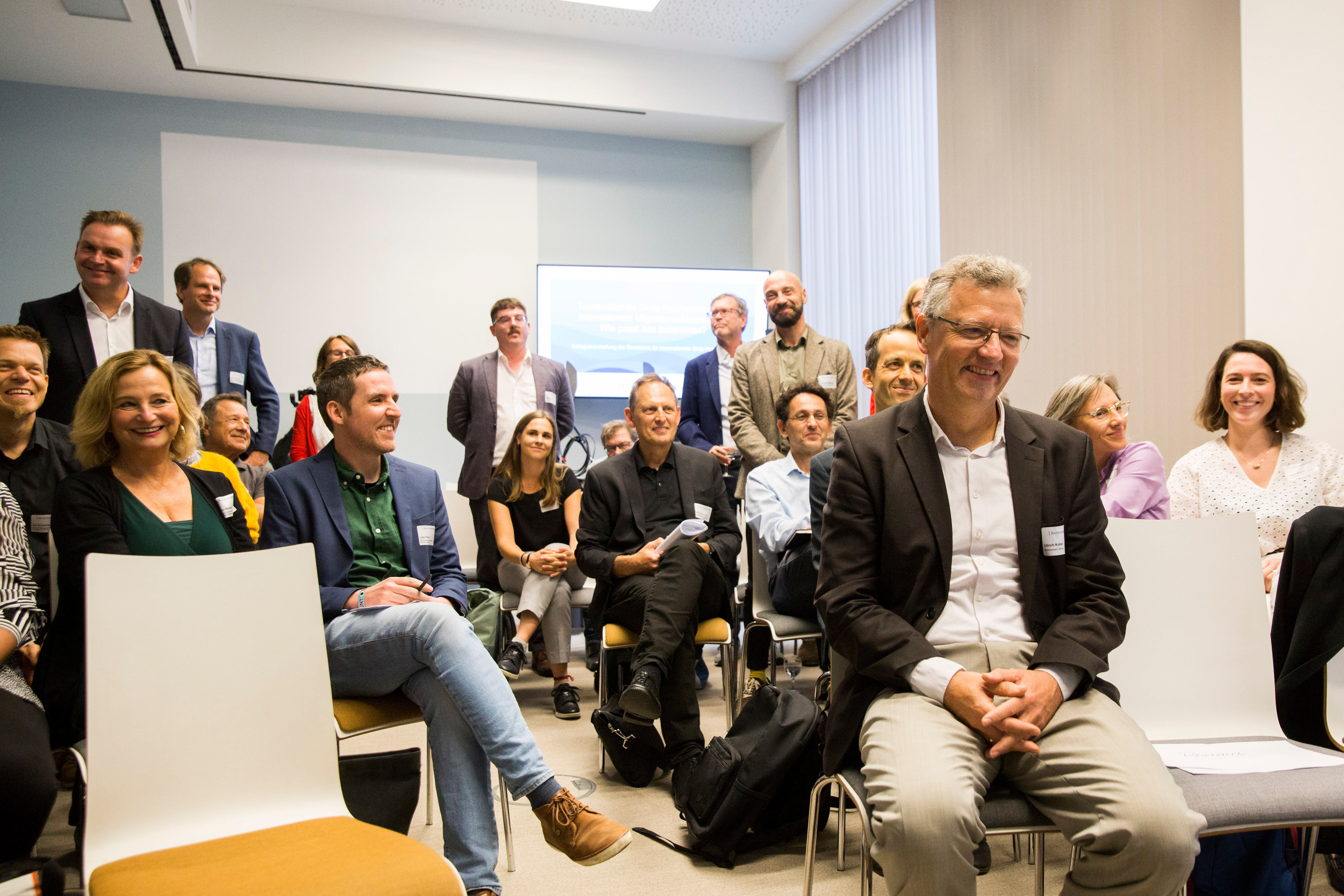 die Zuschauer der Podiumsdiskussion am sitzen in mehreren Reihen hintereinander