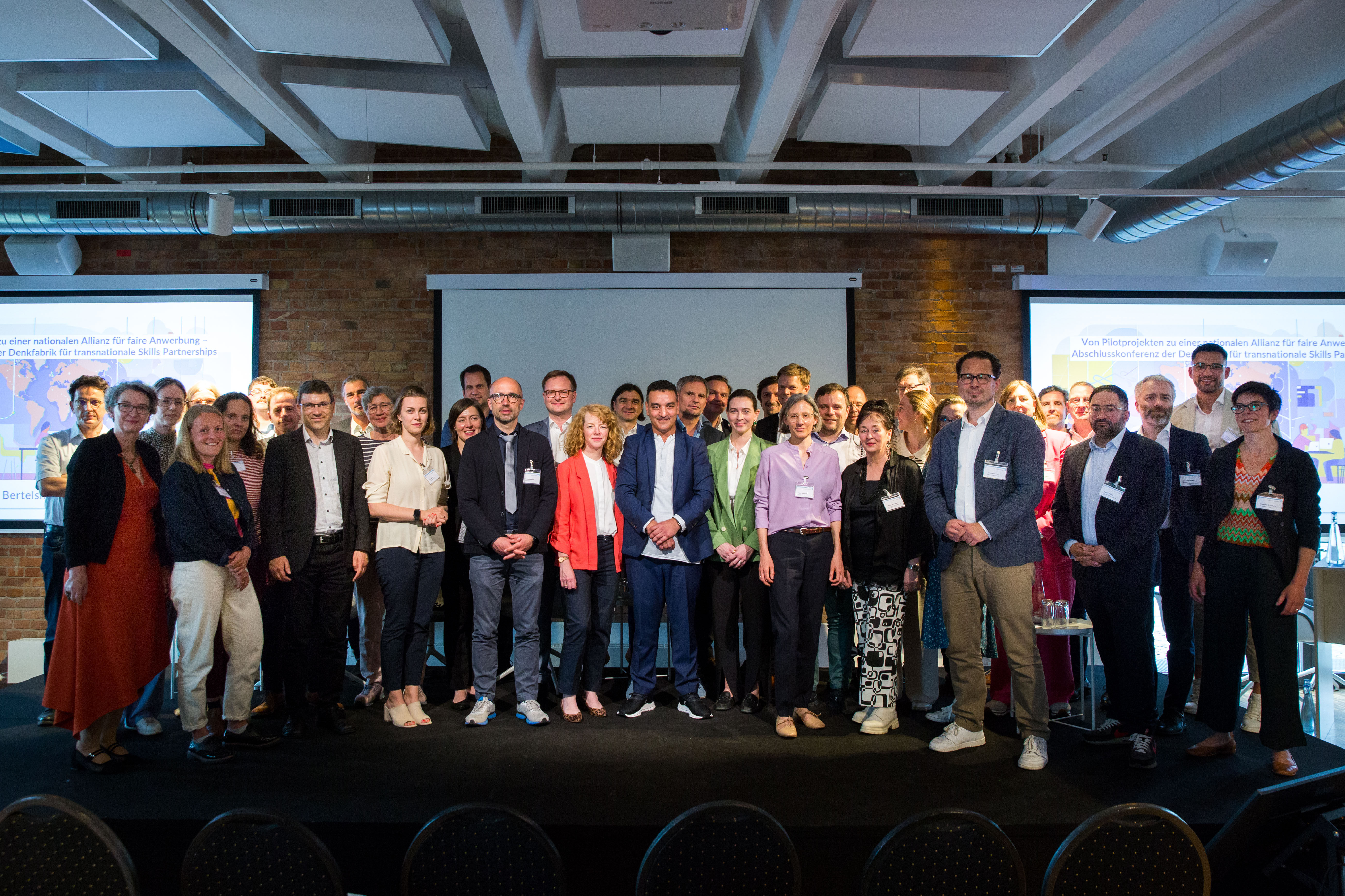 Gruppenfoto von Teilnehmenden der Veranstaltung "Von Pilotprojekten zu einer nationalen Allianz für faire Anwerbung – Abschlusskonferenz der Denkfabrik für transnationale Skills Partnerships"